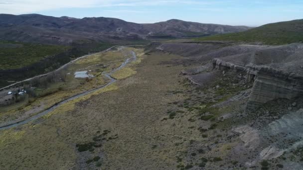 Vallée de la pincheira, formations rocheuses avec château, maisons silhouette. Castillos de Pincheira lieu touristique. Scène aérienne de haute altitude se déplaçant latéralement vers des formations géologiques. Patagonie 