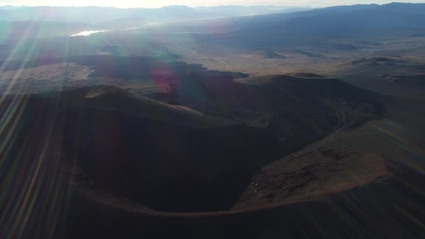 Сцена Воздушного Беспилотника Тёмным Чёрным Дном Лавы Вулкана Национальном Парке — стоковое видео