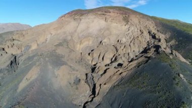 Malacara yanardağ Malargue, mendoza cuyo, Arjantin hava dron sahne. Fotoğraf makinesi ve yukarı doğru hareket iletir. Eski turistik volkan La Payunia Milli Parkı'nda. hydromagmatic volkan.