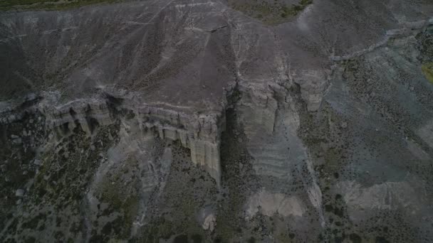 岩石形成与城堡 Silhuette Castillos Pincheira Turistic 空中向顶部观看现场轻轻移动侧身 巴塔哥尼亚 Malarge — 图库视频影像