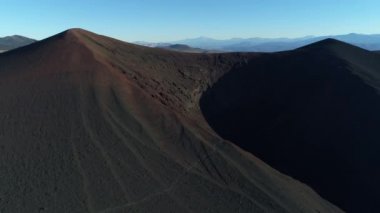 La payunia Milli Parkı, Malargue, mendoza, koyu, siyah volkanın kraterinde hava dron sahne cuyo, Arjantin. Yukarı doğru hareket kamera. Yolu dağ yamacında. Belgili tanımlık Andes dağ zemin üzerine.