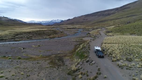 아르헨티나 멘도사에서는 안데스 산맥의 비행기 풍경입니다 카메라 외로운도로 트레일러 캠핑카와 — 비디오