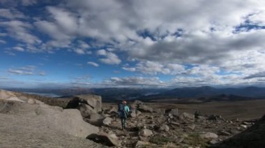 Batea Mahuida volkan trekking. Krater kayalık yamaç kadar yürüyüş ve Alumine ve Moquehue gölleri izlerken Bayan taşıma bebek. Villa Pehuenia, Patagonia, Arjantin