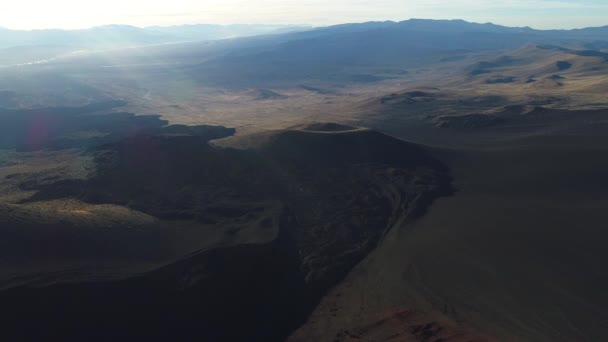Сцена Воздушного Беспилотника Тёмным Чёрным Дном Лавы Вулкана Национальном Парке — стоковое видео