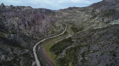 Atuel river canyon San Rafael, Mendoza Cuyo Arjantin hava dron sahne. Yukarı doğru hareket kamera. Caddesi willows ağaçlar ve Nehri yanındaki çakıl. Derma kayalar.