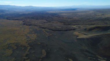 Hava dron sahne olan La Payunia Milli parkta Malargue, Mendoza. Pampa Negras siyah ile kırmızı zemin volkan ve altın otlar desen kayalar. Çakıl yol. Lav yanardağ dan yatak.
