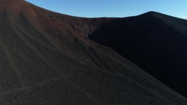 La payunia Milli Parkı, Malargue, mendoza, koyu, siyah volkanın kraterinde hava dron sahne cuyo, Arjantin. Yukarı doğru hareket kamera. Yol dağ yamacında.