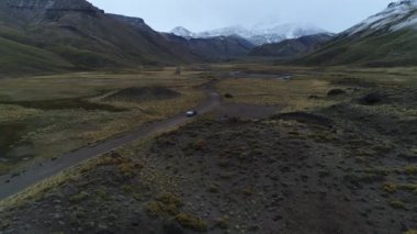 Andes Dağları, Mendoza, Arjantin hava dron sahne. Patagonya bozkır manzara. Kamera bir çakıl yalnız yol ve römork, kamyonet ve karavan, ile van üzerinde yukarı doğru gidiş görünür. Campanario dağın.