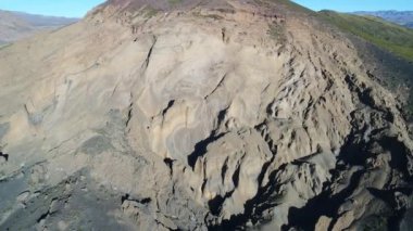 Malacara yanardağ Malargue, mendoza cuyo, Arjantin hava dron sahne. Fotoğraf makinesi dağ aşağıya doğru hareket. Eski turistik volkan La Payunia Milli Parkı'nda. hydromgmatic volkan.