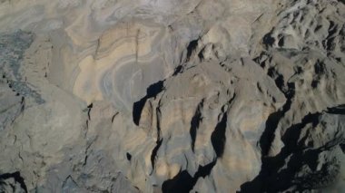 Malacara yanardağ Malargue, mendoza cuyo, Arjantin hava dron sahne. Fotoğraf makinesi dağ aşağıya doğru hareket. Turistik volkan La Payunia Milli Parkı'nda. hydromagmatic volkan. Renkli duvarlar.