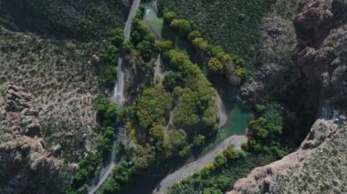 Atuel nehir kanyonun San Rafael, Mendoza Cuyo Arjantin hava dron sahne üstten görünüm. Kamera aşağı doğru hareket. Caddesi söğüt ağaçları ve Nehri yanındaki eğrileri ile. İzole Derma kayalar.