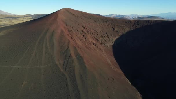 空中无人机场景的黑色破碎火山口与熔岩床在 Payunia 国家公园 Malargue 门多萨 相机向下移动 在山坡上的路径 背景的安第斯山脉山脉 — 图库视频影像