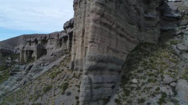 Kaya oluşumları ile kale, evler siluet detayını. Castillos de Pincheira turistik yer. Hava sahne çok yüksek Rakım için artan taş yakın. Patagonia, Arjantin, Malarge