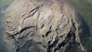 Malacara yanardağ Malargue, mendoza cuyo, Arjantin hava dron sahne üstten görünüm. Fotoğraf makinesi dağ doğru hareket. Eski turistik volkan La Payunia Milli Parkı'nda. hydromagmatic volcan.