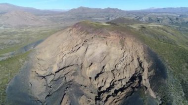 Malacara yanardağ Malargue, mendoza cuyo, Arjantin hava dron sahne. Geriye doğru hareket kamera. Eski turistik volkan La Payunia Milli Parkı'nda. hydromagmatic volcan.
