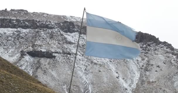 Argentinian Weathered Flag Flowing Moving Windy Gray Cloudy Day Mountains — Stock Video