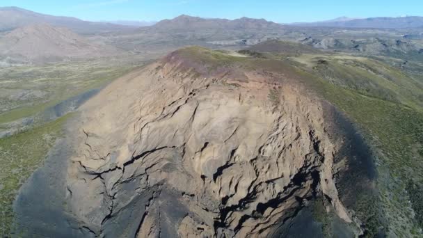 Malacara 火山的空中无人机场面在 Malargue 门多萨 Cuyo 阿根廷 相机向后移动 Payunia 国家公园的古老的旅游火山 Hydromagmatic — 图库视频影像