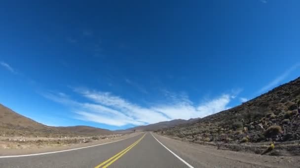 アルゼンチン メンドーサの南に新しいルートのタイムラプス 車にとりこに前方にカメラを移動します 暗い丘と両側の山です マウントします 空の雲 — ストック動画