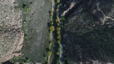 Atuel nehir kanyonun San Rafael, Mendoza Cuyo Arjantin hava dron sahne üstten görünüm. Geriye doğru hareket kamera. Caddesi söğüt ağaçları ve Nehri yanındaki eğrileri ile. Derma kayalar.