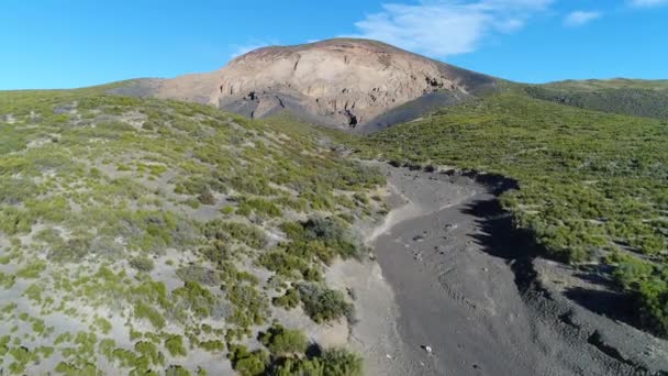 Malacara 火山的空中无人机场面在 Malargue 门多萨 Cuyo 阿根廷 相机向上和向前移动 Payunia 国家公园的古老的旅游火山 Hydromagmatic — 图库视频影像