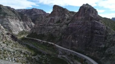 Atuel river canyon San Rafael, Mendoza Cuyo Arjantin hava dron sahne. Yukarı doğru hareket kamera. Araba, van Park. Caddesi söğüt ağaçları ve Nehri yanındaki çakıl. Derma kayalar.
