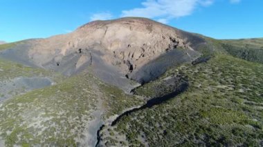 Malacara yanardağ Malargue, mendoza cuyo, Arjantin hava dron sahne. Fotoğraf makinesi ve yukarı doğru hareket iletir. Eski turistik volkan La Payunia Milli Parkı'nda. hydromagmatic volkan.
