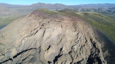 Malacara yanardağ Malargue, mendoza cuyo, Arjantin hava dron sahne. Fotoğraf makinesi dağ aşağıya doğru hareket. Eski turistik volkan La Payunia Milli Parkı'nda. hydromagmatic volcan.