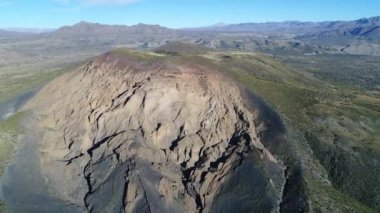 Malacara yanardağ Malargue, mendoza cuyo, Arjantin hava dron sahne. Hareketli kamera dağın üstünden geçen iletir. Eski turistik volkan La Payunia Milli Parkı'nda. hydromagmatic volcan.