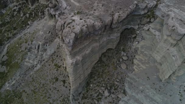 岩石形成的细节与城堡 房子剪影 Castillos Pincheira Turistic 在下降时从顶部视图到前视图的空中场景 巴塔哥尼亚 Malargue — 图库视频影像