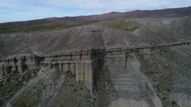 Kaya oluşumları ile kale, evler silhuette. Castillos de Pincheira turistik yer. Artan süre üstten görünüm için hava sahne açık görüş. Patagonia, Malargue
