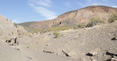 Malacara Hydromagmatic volkan kuru akarsu detayını. Volkan arka plan. Malargue, Mendoza, Patagonia, Cuyo, Arjantin. Kamera kalır hala