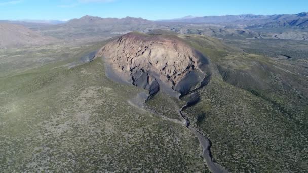 Malacara 火山的空中无人机场面在 Malargue 门多萨 Cuyo 阿根廷 照相机向前移动 Payunia 国家公园的古老的旅游火山 Hydromagmaticvolcan — 图库视频影像