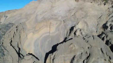Malacara yanardağ Malargue, mendoza cuyo, Arjantin hava dron sahne. Geriye doğru hareket kamera. Turistik volkan La Payunia Milli Parkı'nda. hydromagmatic volcan. Derma duvarlar.