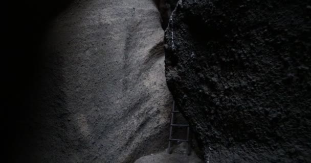 漫步在 Malacara Hydromagmatic Lapillis 火山的小峡谷 墙壁的细节 金属楼梯在现场 Malargue 门多萨 巴塔哥尼亚 — 图库视频影像