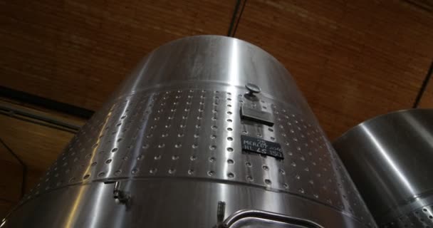 ワイン生産業界 金属製のタンクの詳細 ゆっくりカメラが上向きに向いている金属タンクの回転で移動 メルローの 2018 メンドサ アルゼンチン — ストック動画