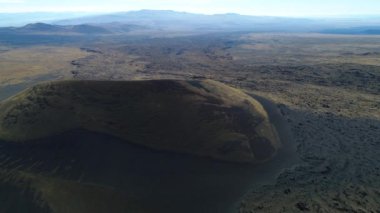 Hava dron sahne olan La Payunia Milli parkta Malargue, Mendoza. Pampa Negras siyah ile kırmızı zemin volkan ve altın otlar desen kayalar. Herradura volkan. Yatak lav.