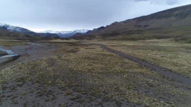 Andes Dağları, Mendoza Cuyo Arjantin hava dron sahne. Patagonya bozkır manzara. Kamera gidiyor bir çakıl yalnız yol iletir ve van römork, kamyonet ve karavan, ile görünür. Bulutlu karanlık gün.