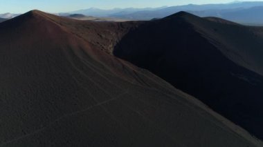 La payunia Milli Parkı, Malargue, mendoza, koyu, siyah volkanın kraterinde hava dron sahne cuyo, Arjantin. Kamera hareket iletir. Yolu dağ yamacında. Belgili tanımlık Andes dağ zemin üzerine.