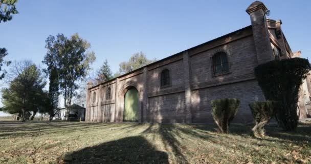 Cestování Panorámování Dokonalý Fotoaparát Velké Zděné Stavby Při Západu Slunce — Stock video