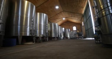 Şarap üretimi sanayi, metal tanklarının ayrıntı. Yavaş seyahat, kaydırma ve tanklar odasında kat düzeyinde döndürme. Mendoza, Arjantin. 