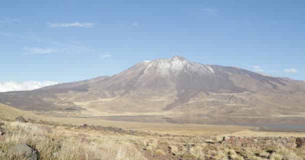 Tromen 火山国家公园 山顶上有熔岩和积雪的山峰 Laggon 的思考 天然草原和草原景观 内乌肯省 巴塔哥尼亚阿根廷 — 图库视频影像