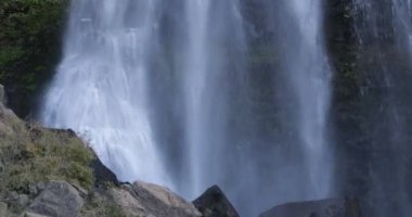 La Fragua şelale Manzano Amargo, Neuquen, Patagonya Arjantin. Tr objektif günbatımında fişekleri. Sonbahar sahne. Kaya oluşumu düşen su.
