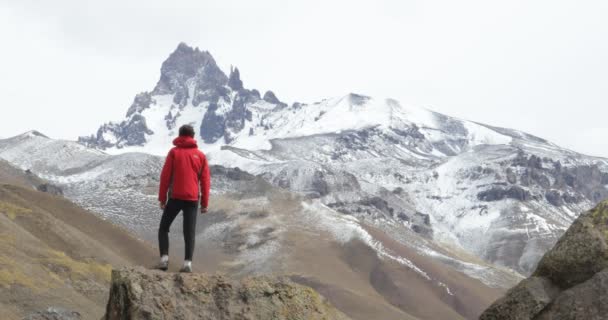 Υγιής Γυναίκα Κόκκινο Σακάκι Πάνω Στο Βράχο Κοιτάζοντας Campanario Βουνό — Αρχείο Βίντεο