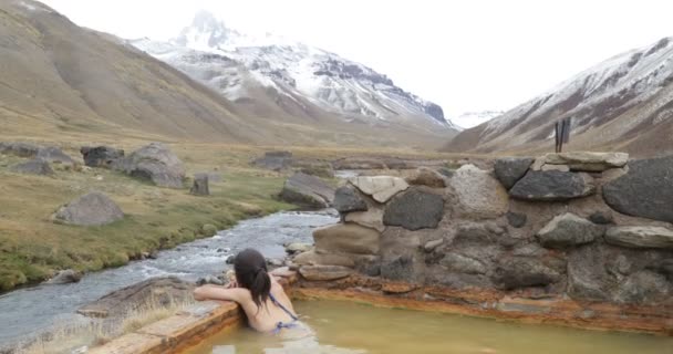 Jovem Mulher Bonita Tomando Banho Termal Quente Natural Exterior Saudável — Vídeo de Stock