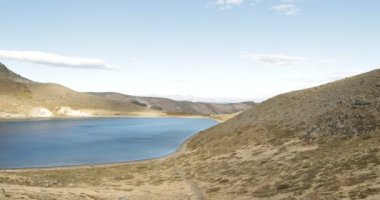 Lagün Batea Mahuida volkan. Yatay kaydırma kamera el. Villa Pehuenia turistik alan. Moquehue, Patagonya Arjantin.