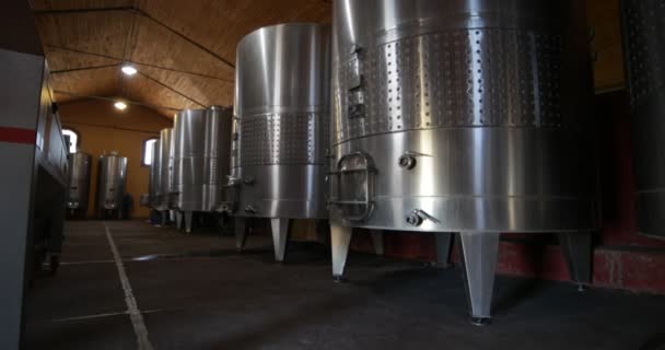 Wijn Producerende Industrie Detail Van Metalen Tanks Langzaam Reizen Pannen — Stockvideo
