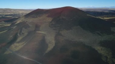 Hava dron sahne La Payunia Milli Parkı Malarge, Mendoza, Arjantin'in. Eski kırmızı yanardağ krateri ve lav dağ tepe, sahne descovering arka plan volkanlar tam arkasında yatak. 