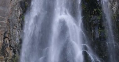 La Fragua şelale Manzano Amargo, Neuquen, Patagonya Arjantin. Tr objektif günbatımında fişekleri. Sonbahar sahne. Kaya oluşumu düşen su.