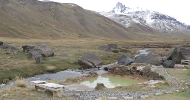 Banho Exterior Termal Quente Saudável Natural Cajon Grande Assistindo Montanha — Vídeo de Stock