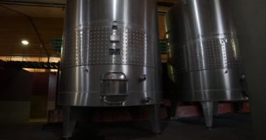 Şarap üretimi sanayi, metal tanklarının ayrıntı. Yavaş seyahat, kaydırma ve tanklar odasında kat düzeyinde döndürme. Mendoza, Arjantin. 